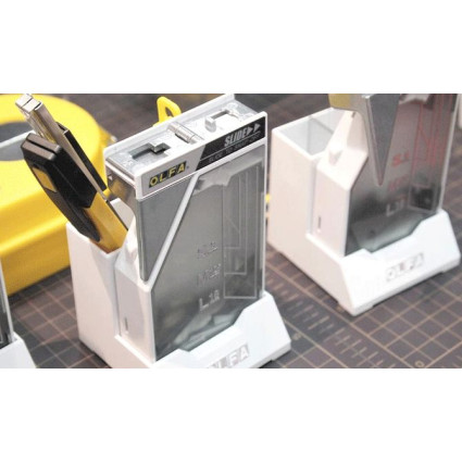 Container Olfa DC-6 for broken segments and used non-separable ones with a plastic closure (DC-6)